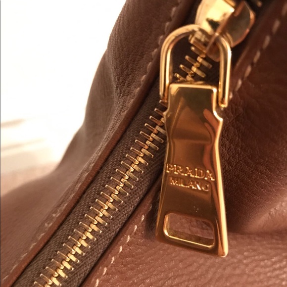 💯 Authentic Prada Leather Handbag - Picture 4 of 6